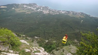 Teleferik Kırım ai-petri bir arka planda bulutlar ve sis kaplı dağlar içinde