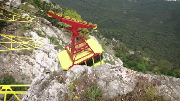 De kabelbaan in Krim ai-petri op een achtergrond van bergen bedekt met wolken — Stockvideo