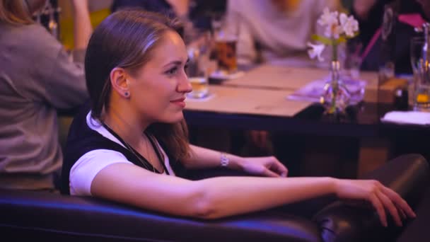 Milá dívka v restauraci klubu trávení času s přáteli. — Stock video