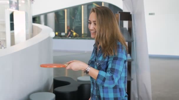 Menina na sala de espera brincando com uma raquete de tênis . — Vídeo de Stock