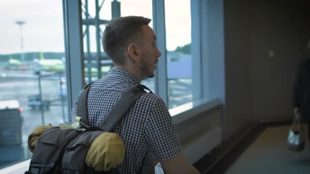 A fiatal ember megy a folyosón, hogy fedélzetén a repülőgép. — Stock videók