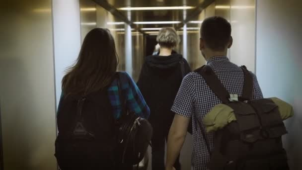 Hombre y mujer en el aeropuerto, vayan por el pasillo a sus asientos en el avión . — Vídeo de stock