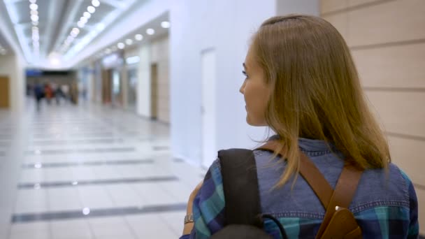 A novas aventuras. Uma jovem viajando com amigos, ela está vestida confortavelmente, atrás de uma mochila . — Vídeo de Stock