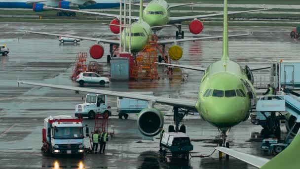 Infraestructura Aeropuerto Internacional. Aviones en el sitio, el personal hace los trabajos de mantenimiento necesarios — Vídeo de stock