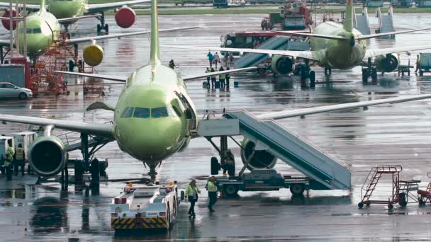 Infraestructura Aeropuerto Internacional. Aviones en el sitio, el personal hace los trabajos de mantenimiento necesarios — Vídeo de stock