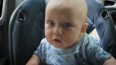 Çocuklar için araç emniyet içinde. Küçük çocuk bir özel araba koltuğuna oturan