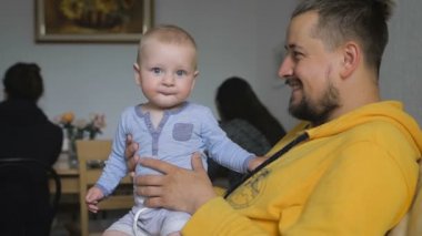 Aile motifleri. Babam annemden meşgul iken genç oğlu ile oynarken.