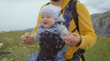 Baba ve oğul birlikte seyahat. Papa'nın küçük oğlu taşır