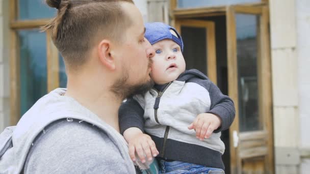 Vater und kleiner Sohn. ein Mann mit Bart, der ein Baby im Arm hält, — Stockvideo