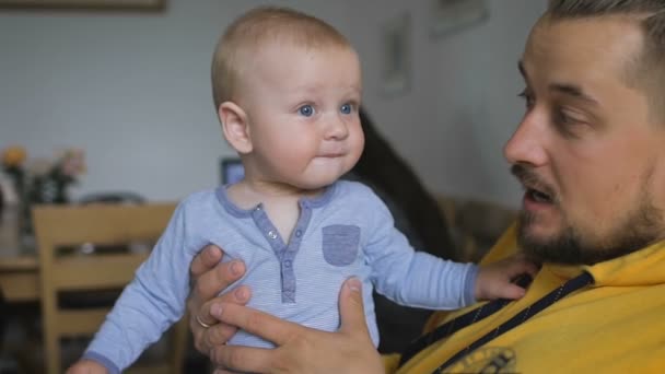 Familjens motiv. Pappa spelar med hans son, medan min mor än upptagen. — Stockvideo