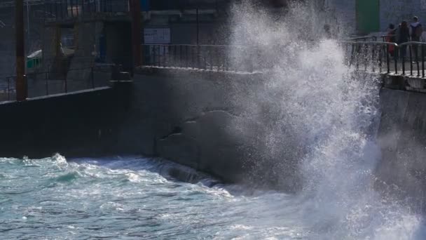 Silné vlny tříštící se o pobřeží kamenné desky. — Stock video
