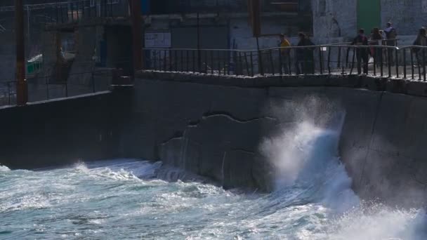 Erős hullámok feltörése a burkolólap waterfront. — Stock videók