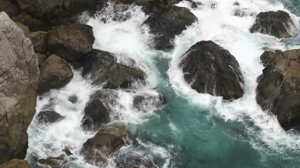 Vågorna rullade på stranden sten, trasiga och väsande. — Stockvideo