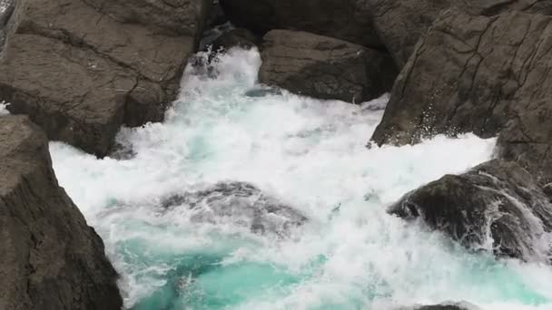 Olas rodadas en piedra de la orilla, rotas y silbando . — Vídeo de stock