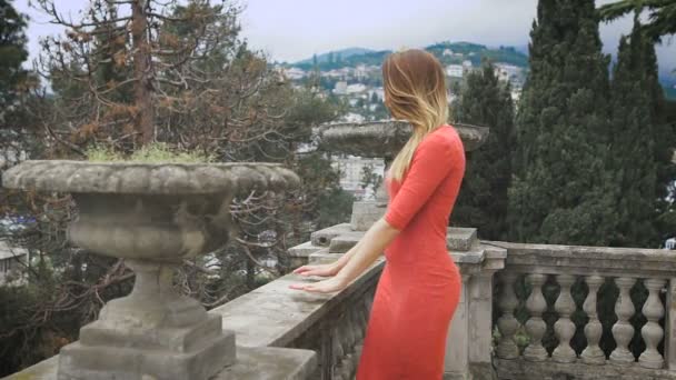 Retrato de chica de moda en vestido rojo . — Vídeo de stock