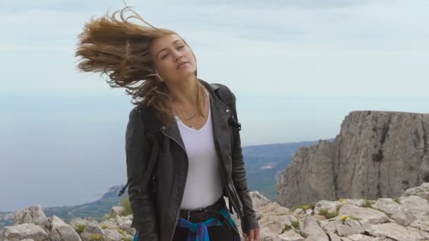 崖の上に立っている若い女性. — ストック動画