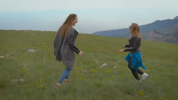 Dos amigos viajando juntos, estaban en un lugar asombrosamente hermoso en las montañas . — Vídeos de Stock