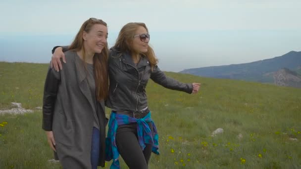 Dos amigos viajando juntos, estaban en un lugar asombrosamente hermoso en las montañas . — Vídeos de Stock