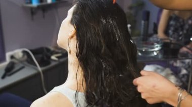 Genç ve güzel kız bir güzellik salonu saç için sağlık yordamı alır.