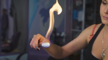 İşlem yangın saç kesimi yapmak uzun saçlı esmer için güzellik stüdyosu.