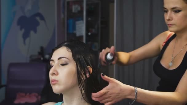 Menina bonita em um salão de beleza para o cabelo recebe procedimento de saúde . — Vídeo de Stock