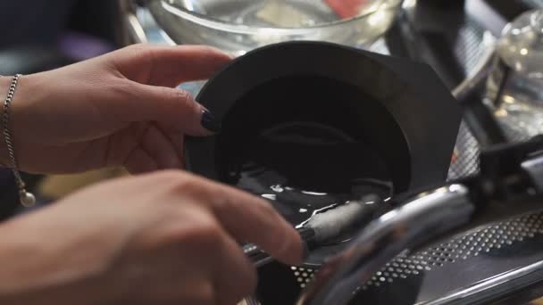 Estudio de belleza, preparación de herramientas para cortar el fuego . — Vídeos de Stock