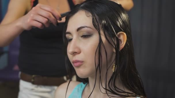 プロセス火髪を作る髪の長いブルネットの美のスタジオ. — ストック動画