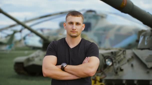 Portrait of a muscular soldier in an informal way at a military base. — Stock Video