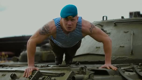 A soldier in a blue beret doing push-ups. — Stock Video