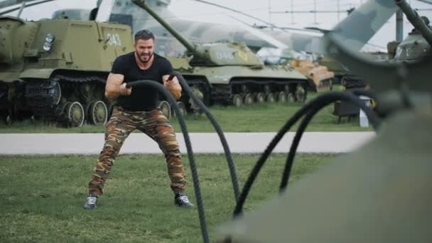 Soldaten gav en Crossfit träning på en militärbas. — Stockvideo