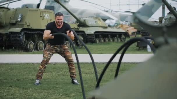 Voják dal Crossfit školení na vojenské základně. — Stock video