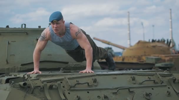 The soldier pushed on the tank. Training on a military base. — Stock Video