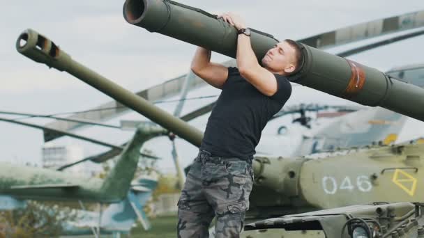 Солдат на военной базе тренер . — стоковое видео