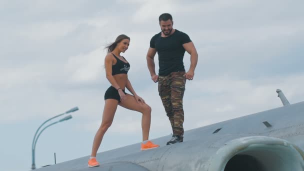 Amantes homem e mulher vestidos em estilo militar . — Vídeo de Stock