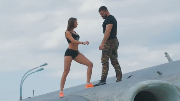 Amantes homem e mulher vestidos em estilo militar . — Vídeo de Stock