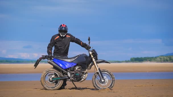 Im Rahmen des Fahrers in voller Montur mit seinem Fahrrad — Stockvideo