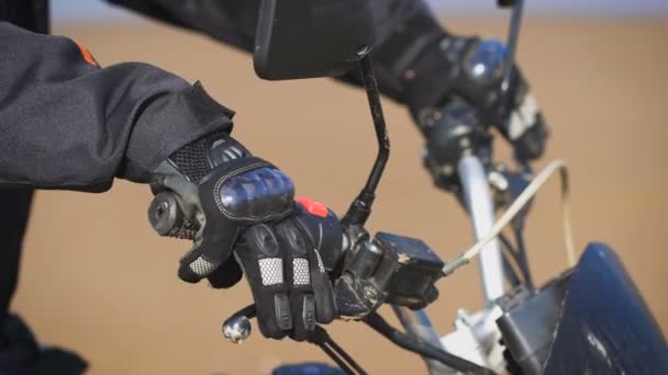 Hands of motorcyclist on the steering wheel close-up. — Stock Video