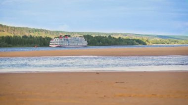 Cruise gemi, Cruise gömlekleri. Nehrin en dar noktası üzerinde gemisi.