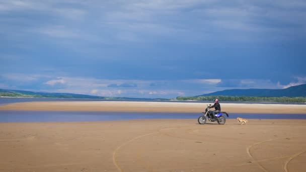 Poczucie wolności i estetyki Moto. Motocyklista, jazda na rowerze, na piaszczystej plaży. — Wideo stockowe