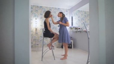 Ana renkler göz gölgeler ile renk, görüntü kız balo için hazırlar..