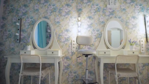 Chairs and mirrors in modern hairdressing — Stock Video