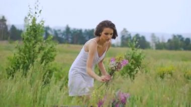 Yaz çiçeklenme alan ve beyaz bir sundress güzel bir kız.