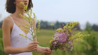 Yaz çiçeklenme alan ve beyaz bir sundress güzel bir kız.
