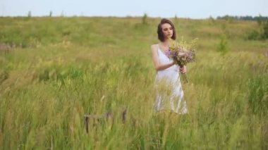 Yaz çiçeklenme alan ve beyaz bir sundress güzel bir kız.