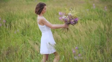 Yaz çiçeklenme alan ve beyaz bir sundress güzel bir kız.