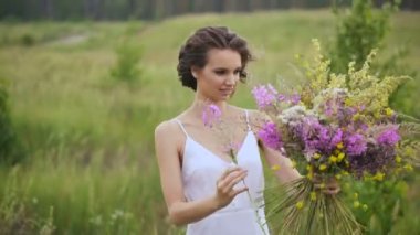 Yaz çiçeklenme alan ve beyaz bir sundress güzel bir kız.