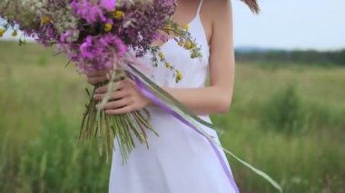 Güzel ilham kadın kır çiçekleri buketi tutar.