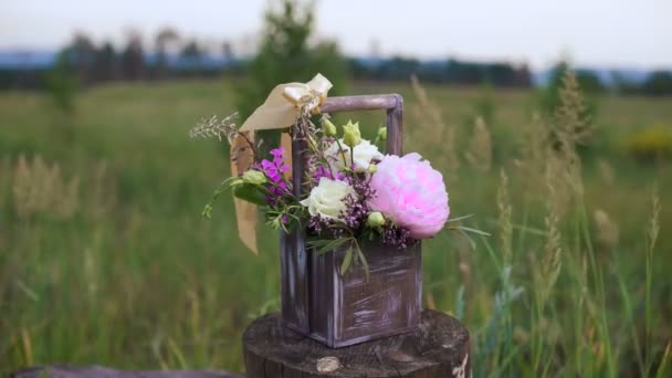Composición de flores en caja — Vídeos de Stock