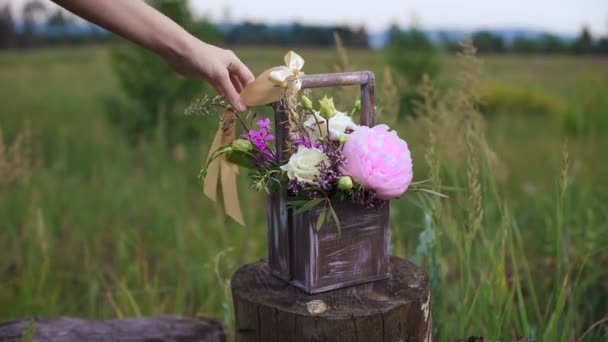 Composición de flores en caja — Vídeos de Stock
