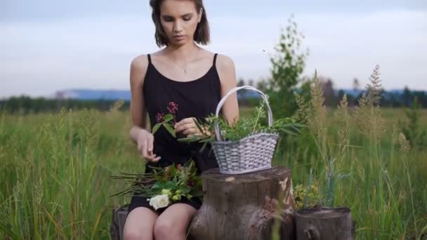 Morena atraente fazendo um arranjo de flores de rosas . — Vídeo de Stock